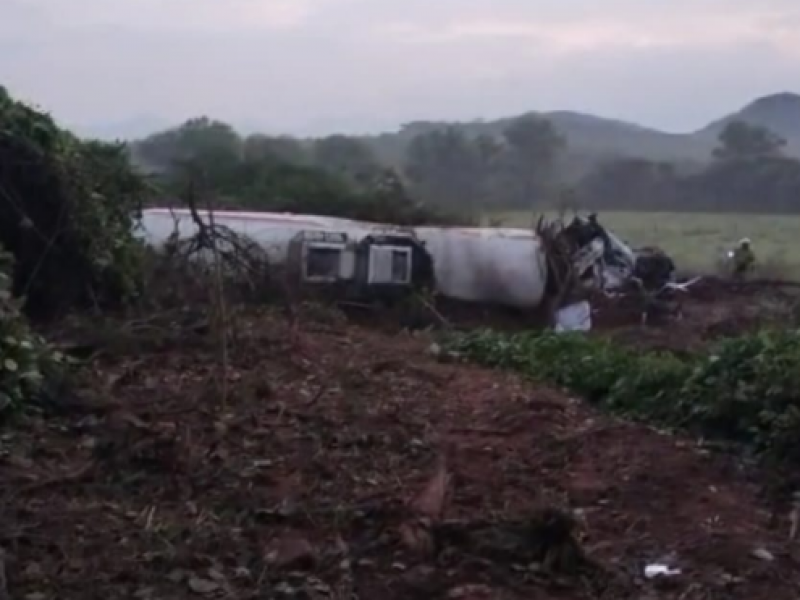 Cierran pista costera por volcadura de pipa