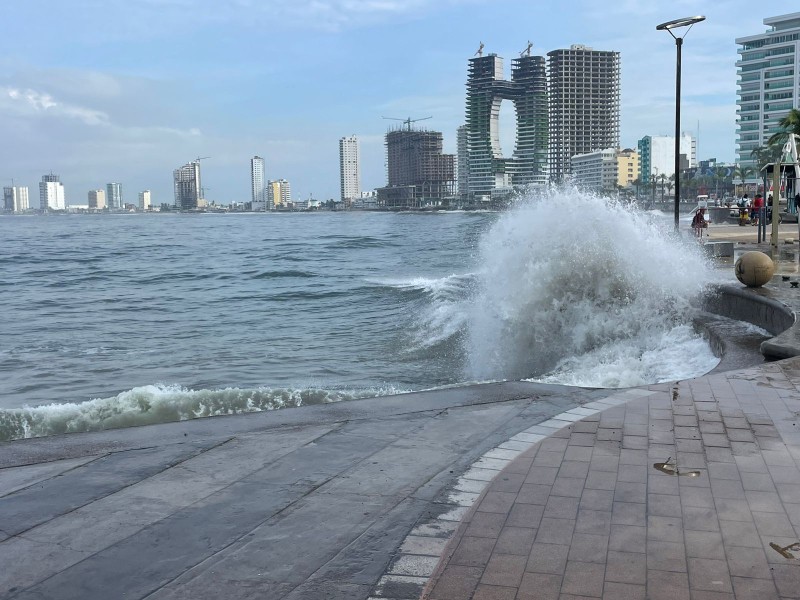 Cierran playas de Mazatlán por fuertes marejadas y alto oleaje