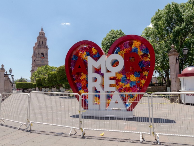 Cierran plazas públicas con vallas en Morelia