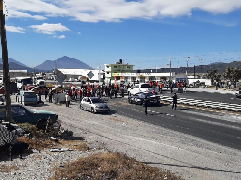 Cierran pobladores carretera federal Perote-Zacatepec