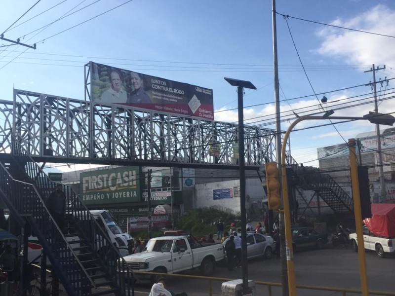 Cierran pobladores de Chachapa, carretera federal Puebla-Tehuacán