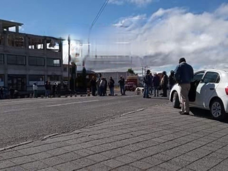 Cierran pobladores de Cuyoaco carretera por falta de agua