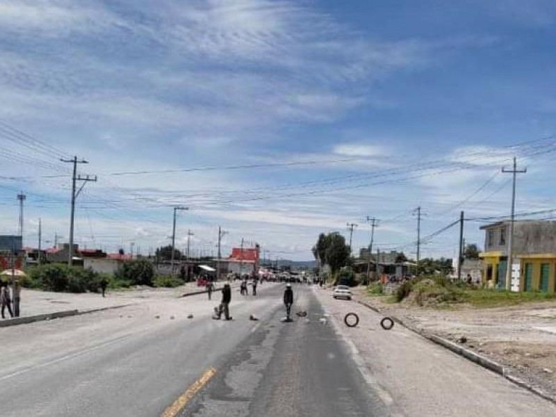 Cierran pobladores de Tepetzala, Acajete vialidad por falta de agua