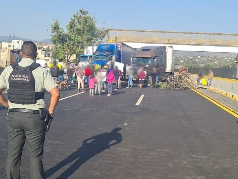 Cierran pobladores de Tlahuapan autopista México - Puebla