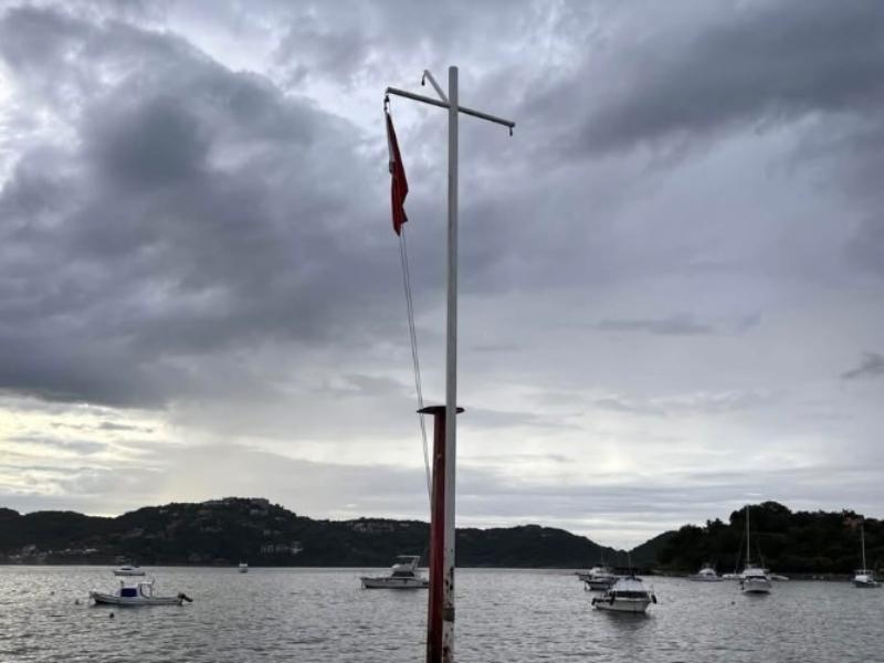 Cierran puerto de Zihuatanejo por amenaza del huracán Trudy