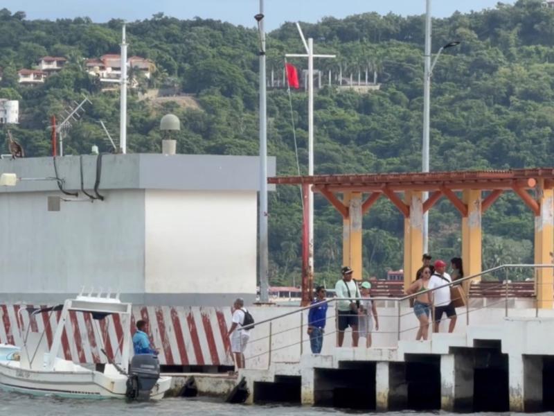 Cierran puerto de Zihuatanejo por depresión tropical y fuerte oleaje