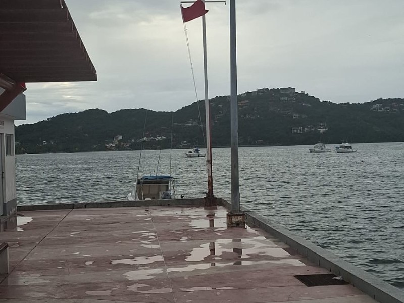 Cierran puerto de Zihuatanejo por efectos de tormenta tropical 