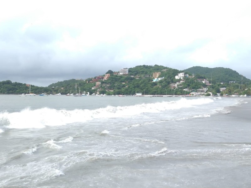 Cierran Puerto de Zihuatanejo por mar de fondo