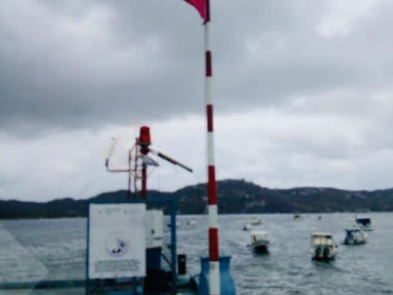 Cierran puerto de Zihuatanejo por tormenta tropical 