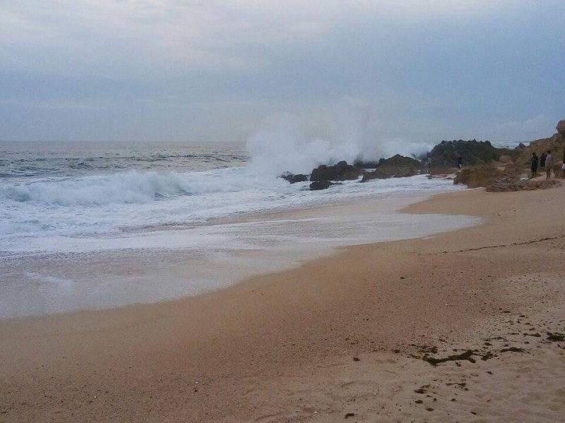 Cierran puertos e instalan banderas en playas