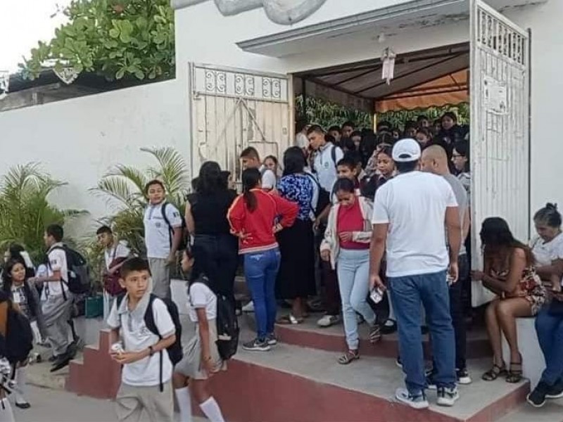 Cierran secundaria de Atoyac indefinidamente; hacen falta nombramientos