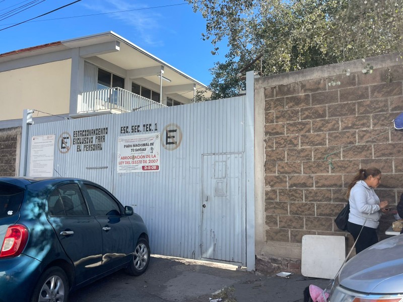 Cierran secundaria por caso de IA; exigen destitución de autoridades