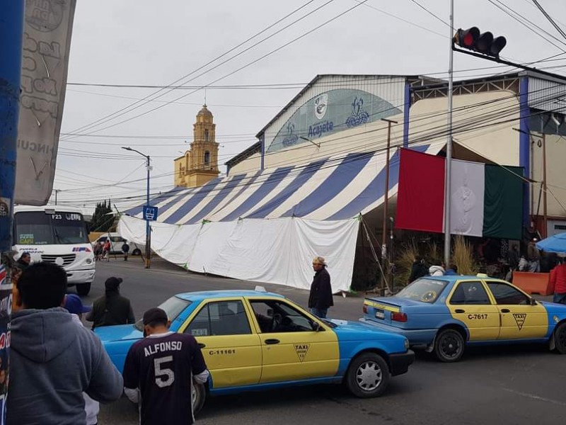 Cierran taxistas de Acajete carretera federal Puebla-Teziutlán