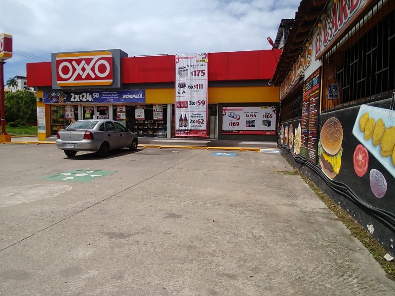 Cierran tiendas Oxxo por inseguridad en Zihuatanejo