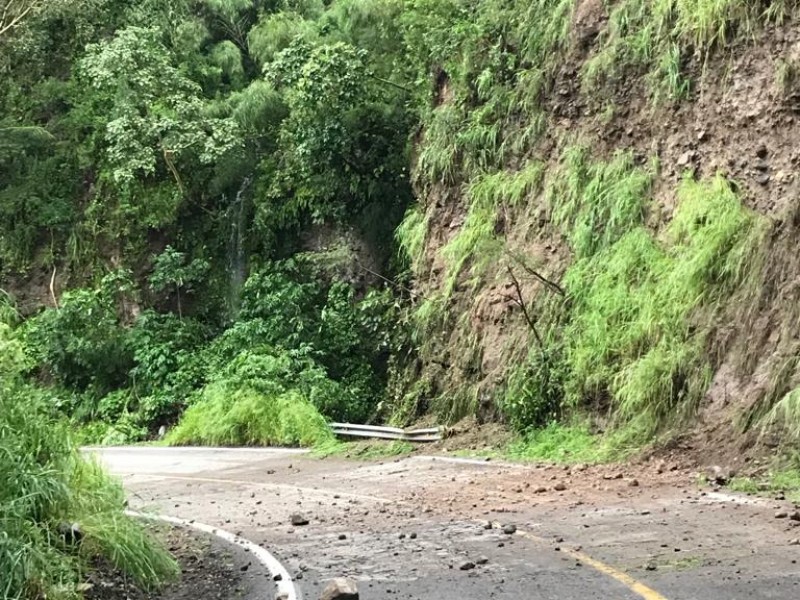 Cierran tramo carretero por deslaves