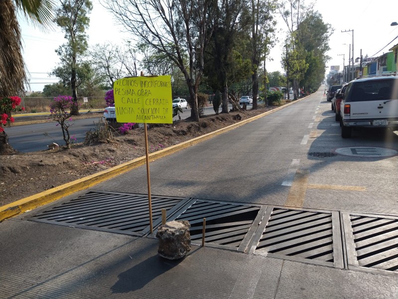 Cierran tramo de lateral de av. Madero, reportan rejilla descompuesta