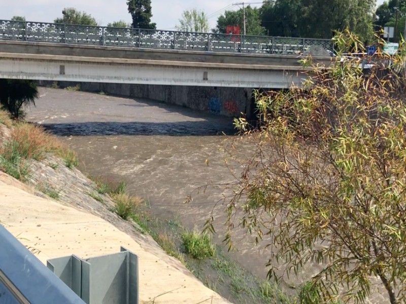 Cierran vialidad debido a desborde de Río Pueblito