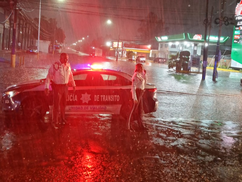 Cierran vialidad en Culiacán por acumulación de agua tras fuertes lluvias