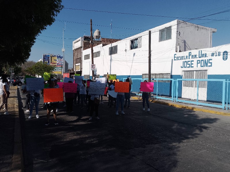 Cierran vialidad en protesta por cierre de escuela
