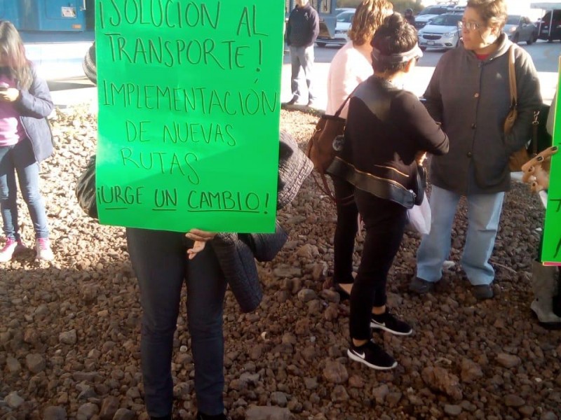 Cierran vialidad vecinos de La Guadalupana