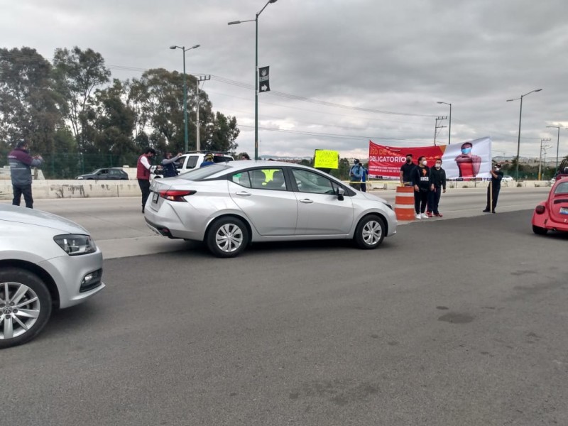 Cierran vialidades en protesta por apertura de gimnasios