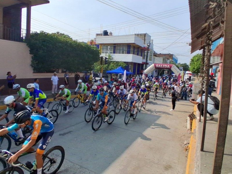 Cierran vialidades en Salina Cruz por competencia ciclista nacional