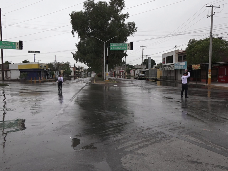 Cierran vialidades en Torreón a causa de encharcamientos