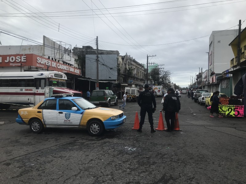 Cierran vialidades en zona de mercados de Veracruz