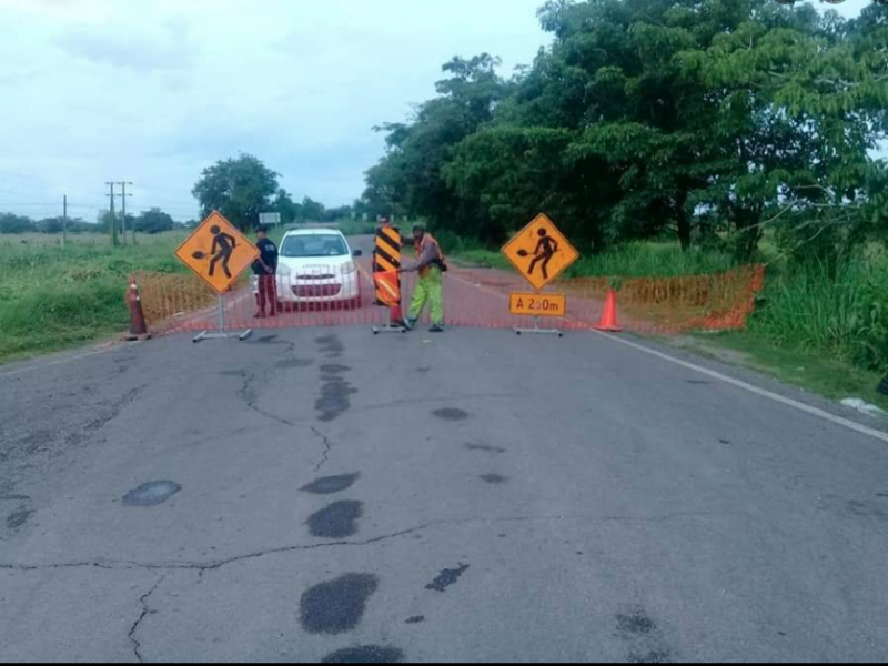 Cierran vialidades por desborde de río y choque