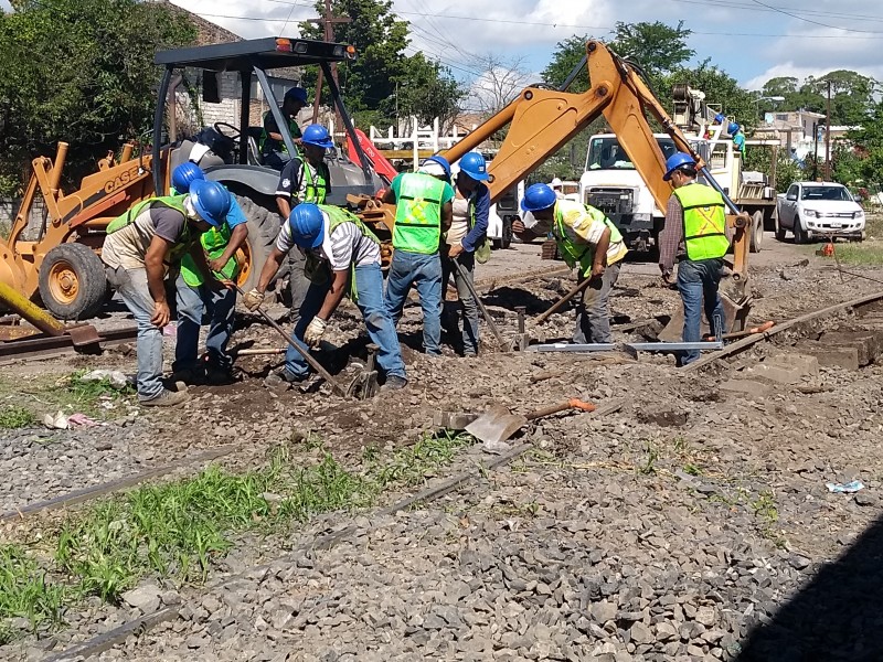 Cierran vialidades por reparación de vías del tren