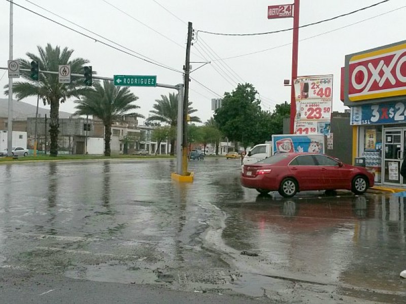 Cierran vialidades tras lluvias