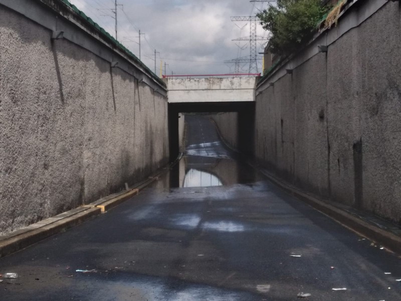 Cierre bajo puentes en Comonfort y Heriberto Enríquez por inundaciones