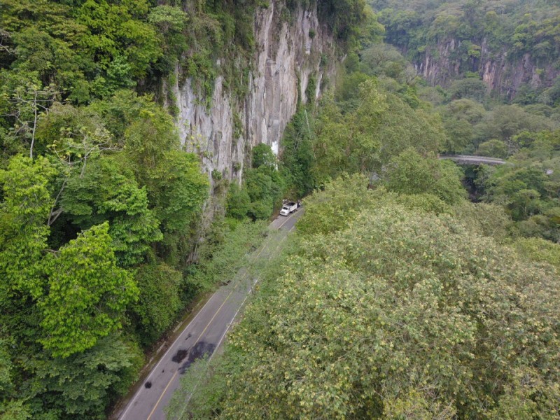 Cierre de carretera Teocelo-Barranca Matlacobatl