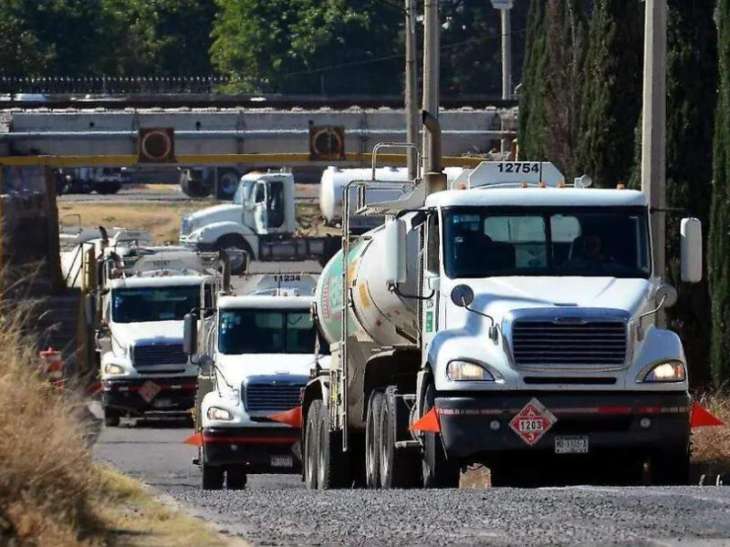 Cierre de ductos en Jalisco provoca acumulación de pipas en Irapuato