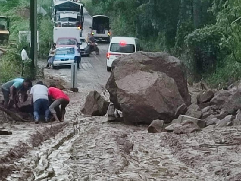Cierre total a la circulación en carretera Pinotepa Nacional-Acapulco