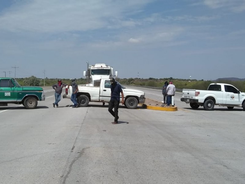 Cierre total de la 4 carriles en Loma de Guamuchil