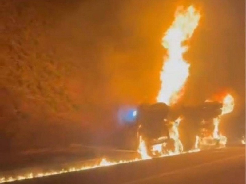 Cierre total en carretera Federal 200D por incendio de tráiler