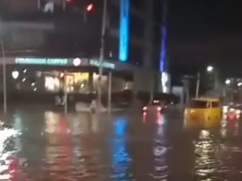 Cierre vial en constituyentes por inundación tras fuertes lluvias