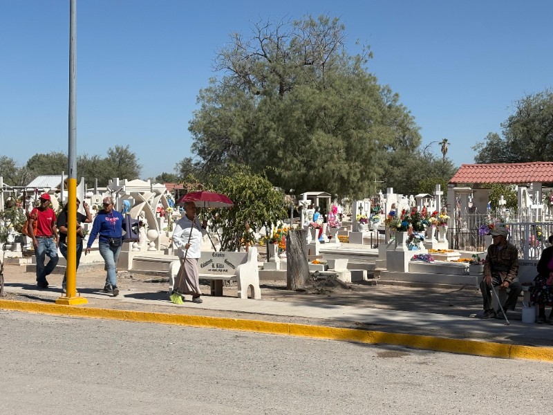 Cierres anticipados de panteones generan molestias durante Día de Muertos