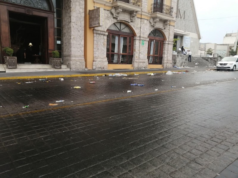 Cierres de campaña dejan llena de basura la av. México