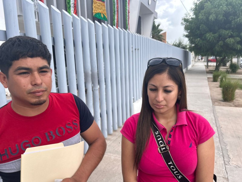 Cinco años después, Gabriel localiza a su padre en una fosa clandestina