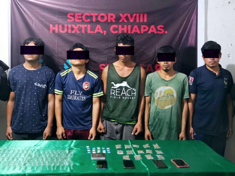Cinco detenidos por posesión de presuntos narcóticos en Huixtla