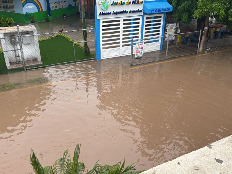 Cinco escuelas siguen sin clases presenciales en Ahome tras fuertes inundaciones
