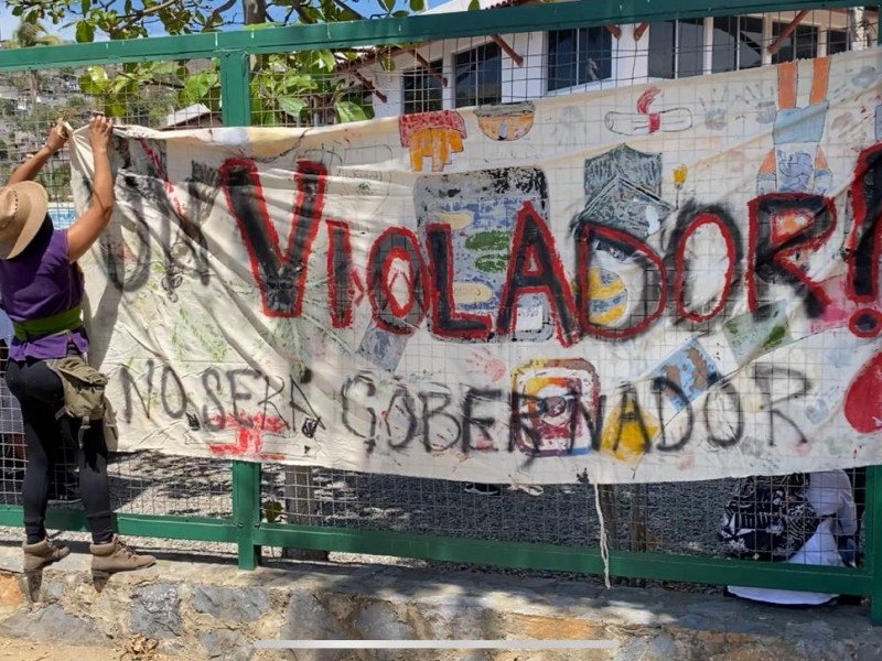 Cinco feministas protestan en mitin de Félix; queman un toro
