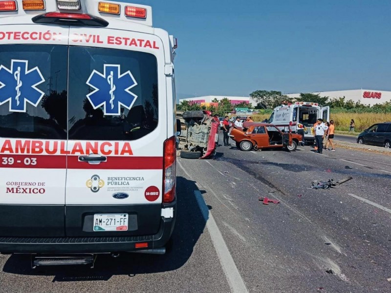 Cinco lesionados tras choque de dos autos en tercer anillo