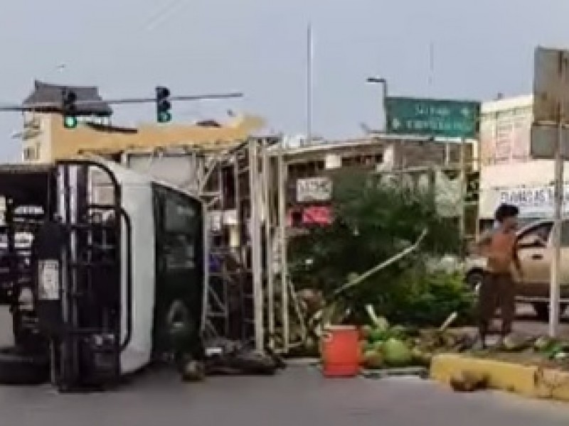 Cinco lesionados tras volcadura en Boulevard Costero de Manzanillo