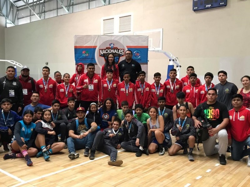 Cinco medallas en el selectivo de luchas asociadas