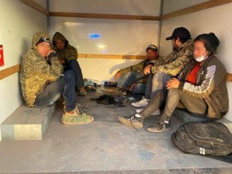 Cinco migrantes indocumentados eran tranportados en camión de mudanzas