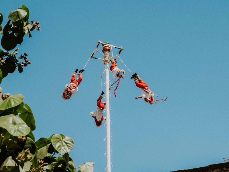 Cinco voladores de Papantla heridos tras caída en Tihuatlán