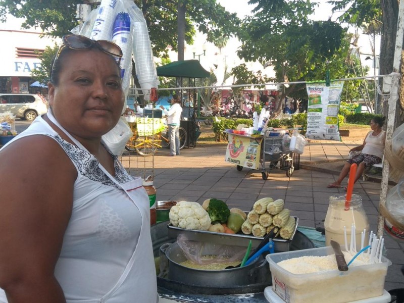 Cinthya vende esquites para ganarse la vida